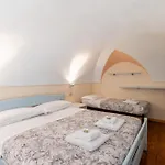 Guesthost - Cozy Loft Flat In * Sanremo