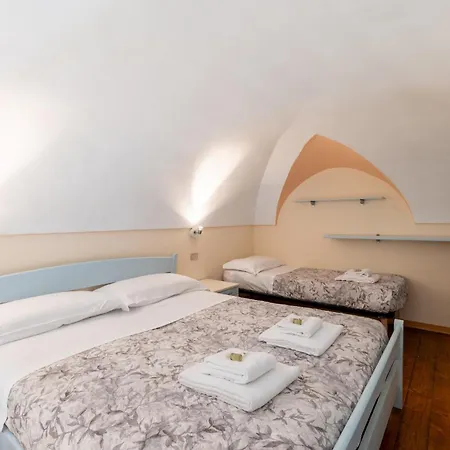 Guesthost - Cozy Loft Flat In * Sanremo