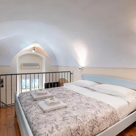 Guesthost - Cozy Loft Flat In * Sanremo